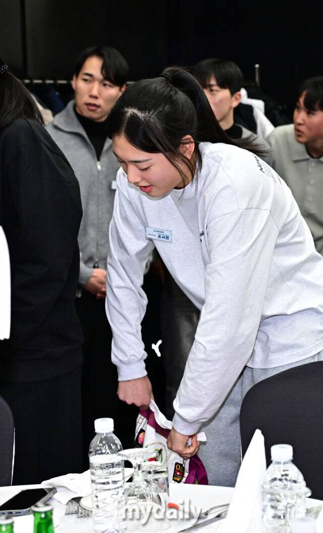 ▲ 놓기도 힘겨운 10kg 쌀포대.