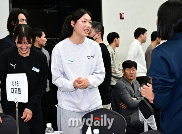 ▲ 한참을 팔과 손을 주무르는 손서연.