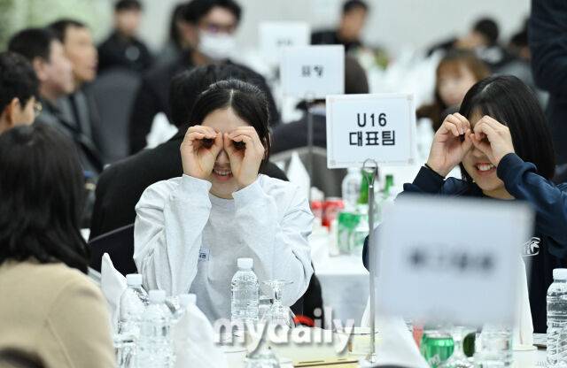 ▲ 동료들과 장난치는 손서연. 182cm의 큰 키지만 16세 소녀 맞네요.