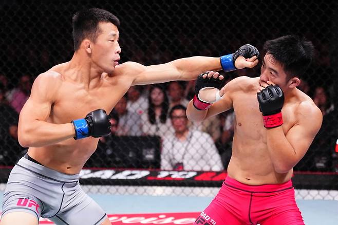 ‘프로그맨’ 김상욱(왼쪽)이 로드투UFC 결승전에 나선다. 사진은 지난 해 8월 4강전에서 공세를 펴는 모습. [UFC 제공]