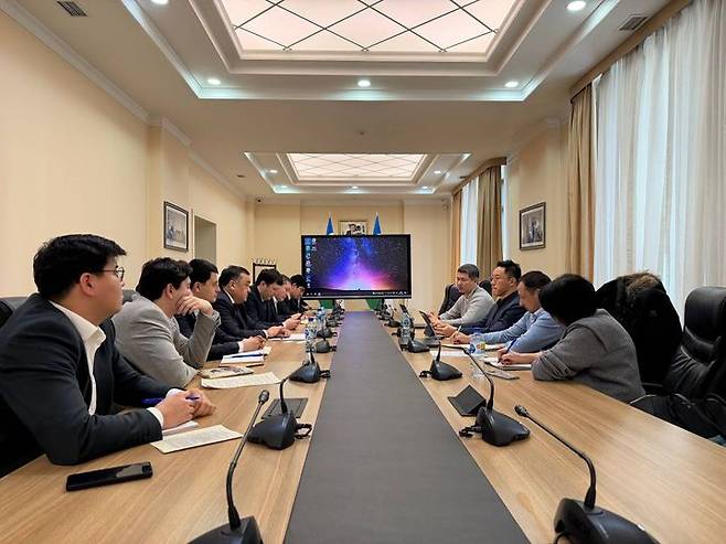 [서울=뉴시스] 포스코인터내셔널의 우즈베키스탄 면방 법인 관계자들이 지난 27일(현지시간) 우즈베키스탄 투자·산업·무역부를 찾아 협력 방안을 논의하고 있다. (사진=우즈베키스탄 투자·산업·무역부 제공) 2026.01.29 photo@newsis.com *재판매 및 DB 금지