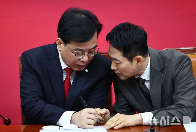 [서울=뉴시스] 김명년 기자 = 장동혁 국민의힘 대표가 29일 오전 서울 여의도 국회에서 열린 최고위원회의에서 송언석 원내대표와 대화하고 있다. 2026.01.29. kmn@newsis.com