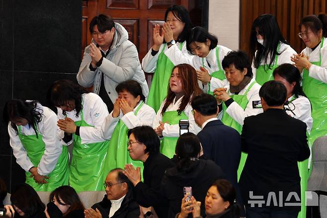 [서울=뉴시스] 김명년 기자 = 학교 급식 노동자들이 29일 오후 서울 여의도 국회에서 열린 본회의에서 학교급식법 일부개정법률안(대안)이 통과되자 눈물을 흘리고 있다. 2026.01.29. kmn@newsis.com