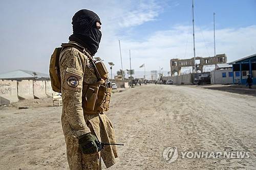 아프가니스탄과 파키스탄 국경 검문소 근처에서 촬영된 탈레반 보안요원 사진 [AFP 자료사진]