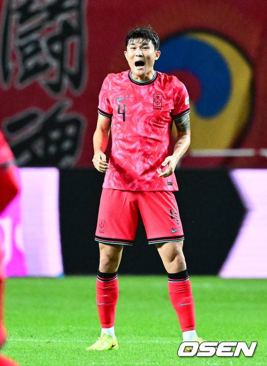 [OSEN=서울월드컵경기장, 지형준 기자] 한국 축구가 안방에서 '남미 강호' 파라과이를 물리치며 사상 최초의 2026 국제축구연맹(FIFA) 북중미 월드컵 포트 2 확보에 청신호를 켰다.한국 축구대표팀은 14일 오후 8시 서울월드컵경기장에서 열린 A매치 친선 경기에서 파라과이를 2-0으로 제압했다. 지난 10일 일본 원정에서 2-2로 비기고 온 파라과이는 한국에 덜미를 잡히며 10월 아시아 투어를 1무 1패로 마감하게 됐다.전반 한국 김민재가 경기를 조율하고 있다. 2025.10.14. /jpnews@osen.co.kr