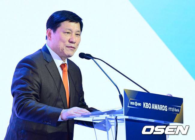 [OSEN=지형준 기자] 24일 오후 서울 잠실 롯데호텔 월드 크리스탈볼룸에서 ‘2025 신한 SOL뱅크 KBO 시상식’이 열렸다.KBO 시상식에서 가장 관심을 모으는 것은 단연 MVP 수상자다. 올해 MVP 레이스는 한화 코디 폰세와 삼성 르윈 디아즈의 2파전이다. KBO 허구연 총재가 인사말을 하고 있다. 2025.11.24 /jpnews@osen.co.kr