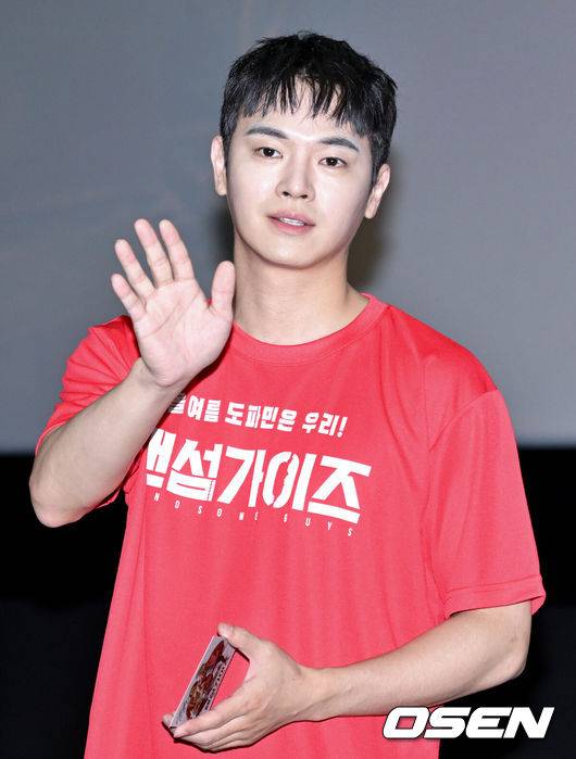 [OSEN=조은정 기자]20일 오후 서울 강남구 삼성동 메가박스 코엑스에서 영화 ‘핸섬가이즈’ 무대인사가 열렸다.올여름 극장가에 웃음을 선사하고 있는&nbsp;오싹 코미디 '핸섬가이즈'(감독 남동협)는 20일 기준 150만 관객을 돌파했다.배우 장동주가 무대인사를 하고 있다. 2024.07.20 /cej@osen.co.kr