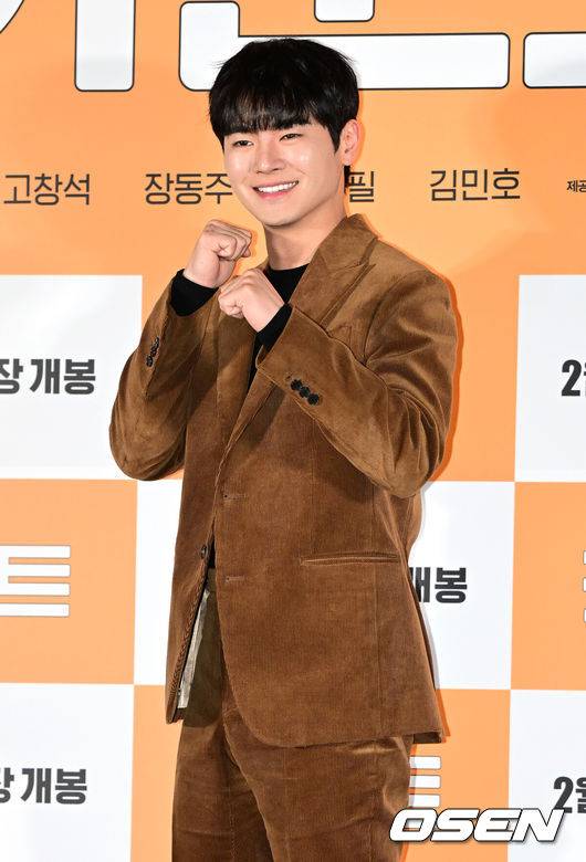 [OSEN=최규한 기자] 13일 오후 서울 CGV 용산아이파크몰에서 영화 ‘카운트’ (감독 권혁재) 언론시사회 및 간담회가 열렸다.영화 ‘카운트'는 금메달리스트 출신, 한번 물면 절대 놓지 않는 마이웨이 선생 시헌(진선규 분)이 오합지졸 제자들을 만나 세상을 향해 유쾌한 한 방을 날리는 이야기를 그린 영화다.&nbsp;배우 장동주가 포토타임을 하고 있다. 2023.02.13 / dreamer@osen.co.kr