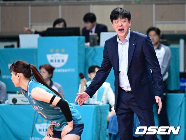 [OSEN=장충, 최규한 기자] GS칼텍스 KIXX가 극적인 역전승을 거두며 흥국생명 핑크스파이더스의 6연승 도전을 저지했다.&nbsp;GS칼텍스는 29일 서울 장충체육관에서 열린 ‘도드람 2025-2026 V-리그’ 5라운드 흥국생명과의 경기에서 세트스코어 3-2(15-25, 19-25, 25-22, 25-15, 15-11)로 승리했다.&nbsp;5세트 막판 GS칼텍스 이영택 감독이 작전 지시를 내리고 있다. 2026.01.29 / dreamer@osen.co.kr