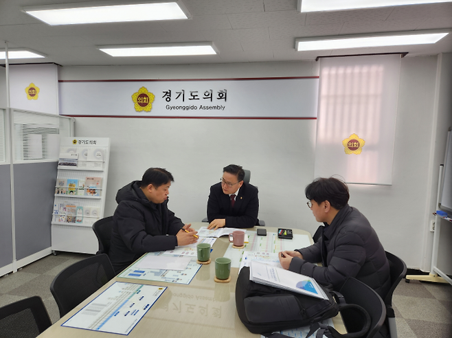 김정영 의원이 27일 도의회 상담소에서 경기도 철도항만물류국 관계자로부터 SRT 의정부·양주 연장 타당성 용역 결과 보고를 받고 있다.(사진=경기도의회)