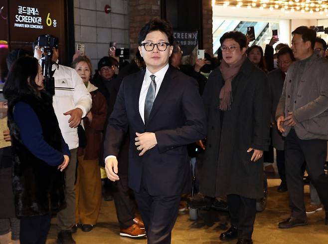 YS 영화 공개 관람 나선 한동훈 - 한동훈 전 국민의힘 대표가 28일 서울 영등포구 한 영화관에서 ‘잊혀진 대통령: 김영삼의 개혁시대’ 공개 관람을 위해 이동하고 있다. 뉴시스