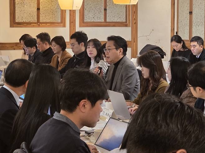 기자간담회에서 발언하는 이한주 NRC 이사장 - 이한주 경제·인문사회연구회(NRC) 이사장이 29일 서울 광화문 인근 식당에서 열린 기자간담회에서 발언하고 있다. 연합뉴스