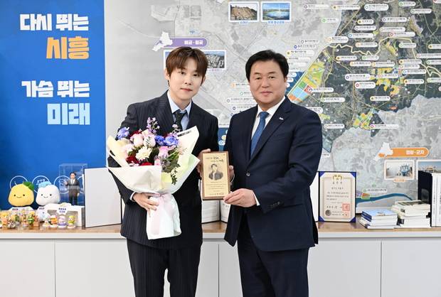 시흥시 명예문화홍보대사로 위촉된 가수 진욱(왼쪽)과 임병택 시흥시장  : 사진 제공 = 시흥시