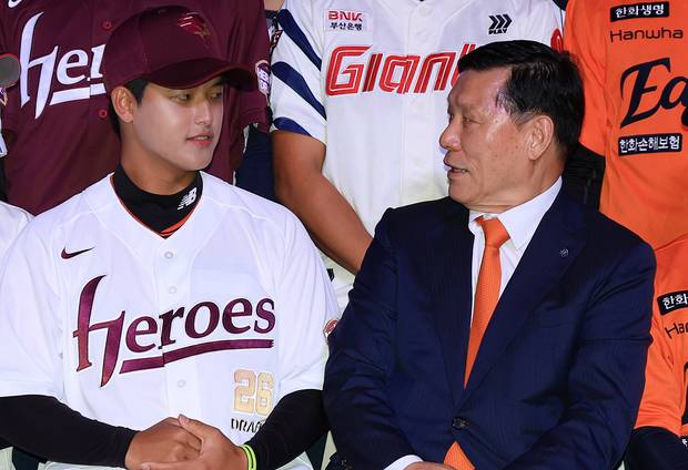 서울 송파구 롯데호텔 월드에서 열린 ‘2026 KBO 신인 드래프트’에서 허구연 KBO 총재가 1라운드 1순위에 키움 히어로즈로 지명된 박준현과 대화를 나누고 있다. 2025.9.17. 뉴스1