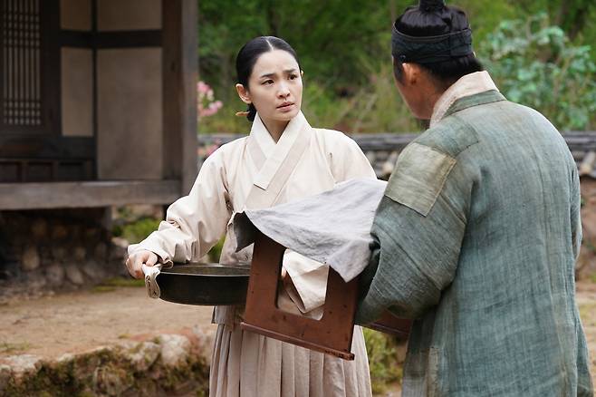 장항준 감독의 영화 ‘왕과 사는 남자’에서 매화 역을 연기한 배우 전미도 출연장면. 사진 ㈜쇼박스