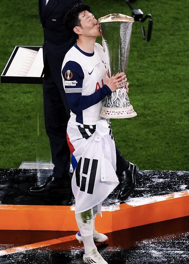 ▲ 축구 콘텐츠 매체 '매드풋볼'은 27일 21세기 최고 윙어 25인의 순위를 공개했다. 손흥민은 전체 15위에 이름을 올렸다.&nbsp;