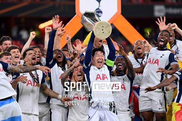 ▲&nbsp;축구 콘텐츠 매체 '매드풋볼'은 27일 21세기 최고 윙어 25인의 순위를 공개했다. 손흥민은 전체 15위에 이름을 올렸다.