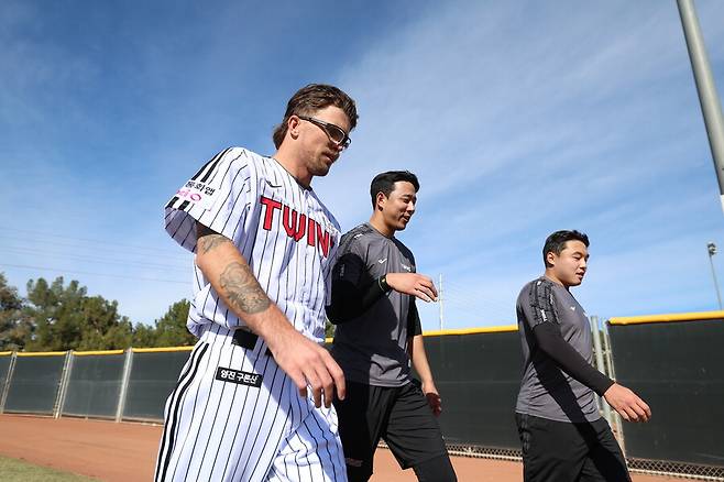 ▲ 웰스와 정우영, 이지강(왼쪽부터).