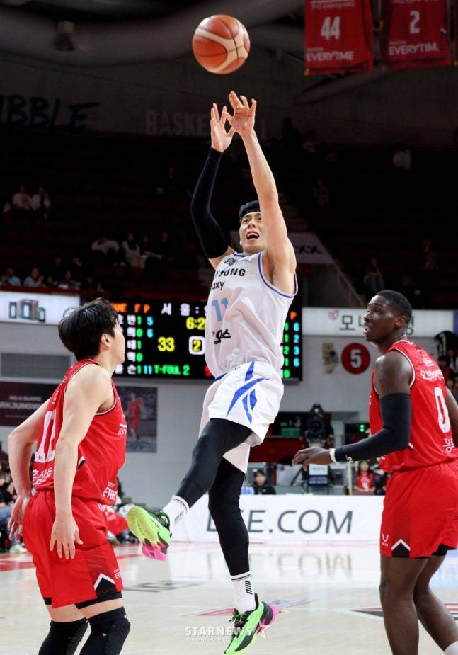 슈팅을 시도하는 이관희. /사진=강영조 선임기자