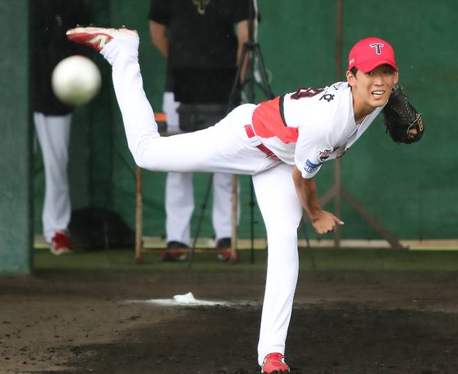 한화 이글스가 FA 김범수의 보상선수로 우완투수 양수호를 지명했다. 2006년생인 양수호는 2025 KBO 신인 드래프트에서 4라운드 35순위로 KIA에 입단했으며, 지난해 퓨처스리그 8경기에 등판, 7⅔이닝 1패 1세이브 평균자책점 4.70을 올렸다. 양수호는 2월1일부터 일본 고치에서 시작되는 한화 2군 캠프에 참가한다. KIA 타이거즈