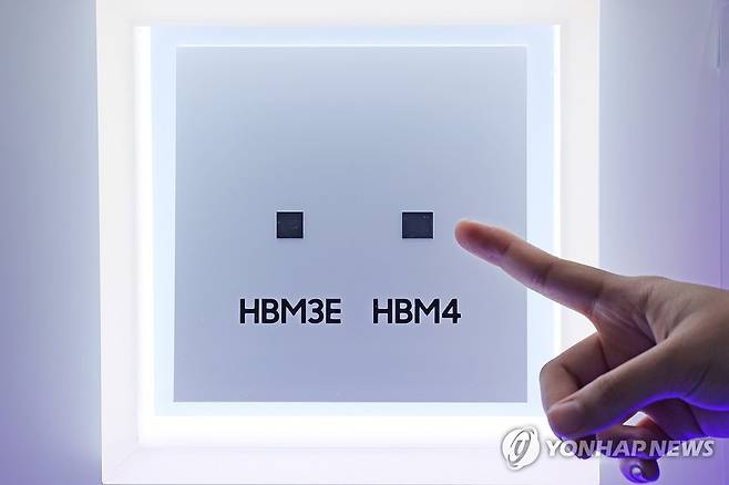 '반도체 원조' 삼성전자의 HBM4 실물 [연합뉴스 자료사진]