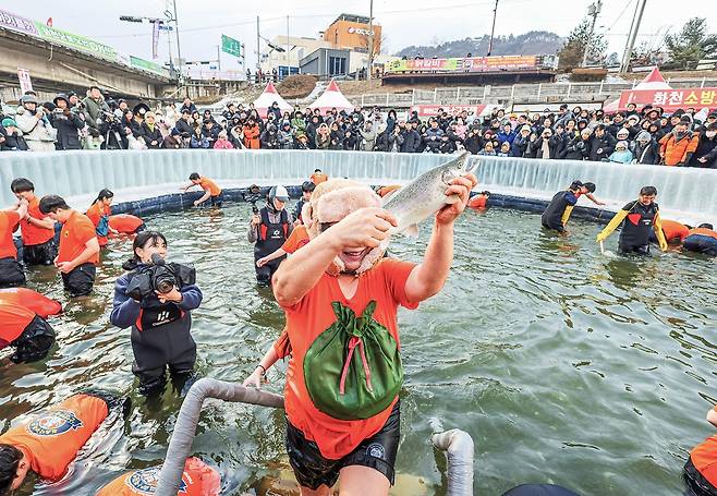 직접 잡은 산천어를 들어 보이는 시민 [사진/임헌정 기자]