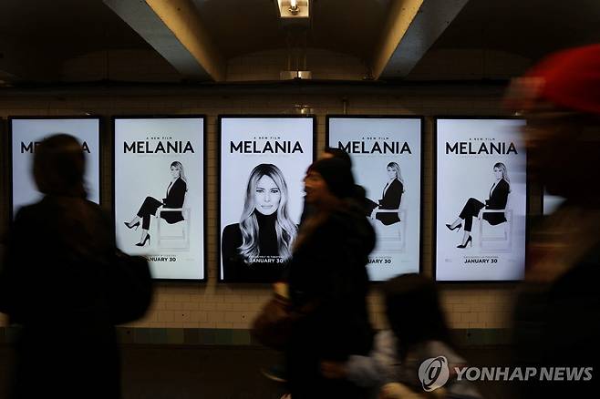 뉴욕 지하철역에 설치된 다큐멘터리 영화 '멜라니아' 포스터 [로이터 연합뉴스 자료사진]
