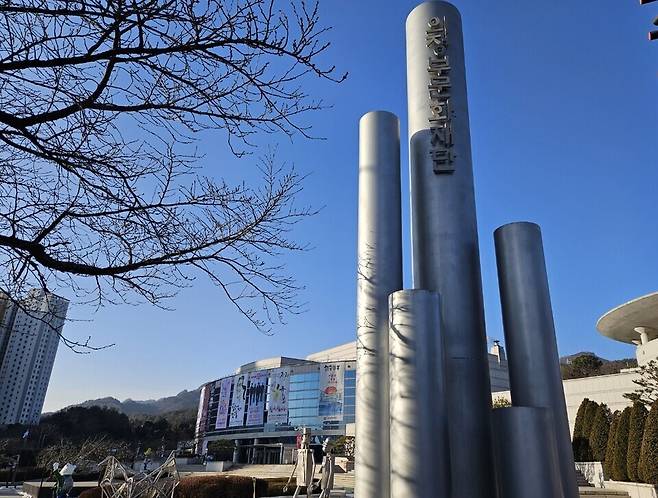 ▲의정부문화관광재단 관련조례가 통과될 경우 기존 문화·예술업무에 관광업무까지 수행하게 되는 의정부문화재단의 건물 입구 모습