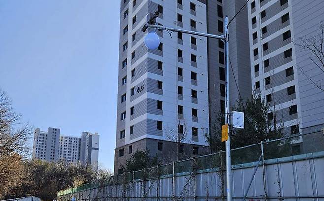 근린공원3 임시 보행로에 설치된 방범 CCTV·보안등. 사진=과천시