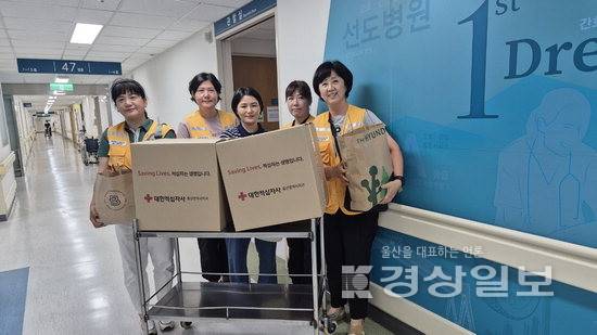 ▲ 울산적십자사 화정동봉사회가 울산대병원 소아병동 환우들에게 빵나눔 봉사를 하고 있다.