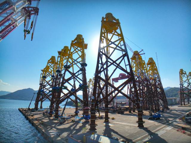 SK오션플랜트가 제작한 세계 최대 규모 해상풍력 하부구조물. 대만 하이롱(Hai-Long) 프로젝트에 공급된 이 구조물은 현재까지 대만 해상풍력단지에 설치된 하부구조물 가운데 역대 최대 규모를 자랑한다. 높이는 아파트 약 30층 규모인 94m, 무게는 A380 항공기 약 8배인 2200t에 달한다. 상부에 14MW급 해상풍력 터빈을 설치할 수 있다. 부산일보DB