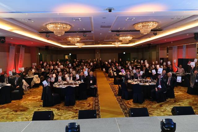 지난 27일 대구인터불고호텔에서 열린 (재)경북대 발전기금 후원의 밤에 참석한 이들이 경북대 도서관을 세계적 랜드마크가 될 정도로 증축하고, 인재배출을 위한 장학사업 등에 힘을 보탤 것을 약속하고 있다. (재)경북대 발전기금 제공.