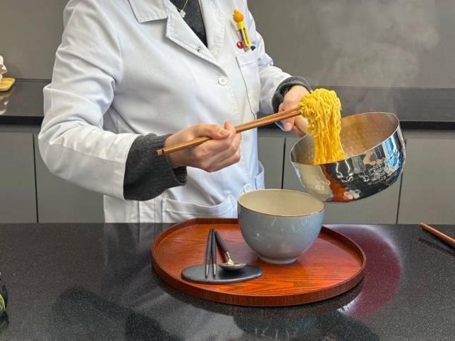 농심 라면 연구원이 직접 끓인 라면을 그릇에 옮겨담고 있다./사진=김다이 기자 @neverdie