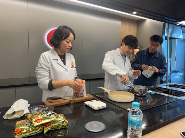 (왼쪽부터)농심의 간편식개발팀 장진아 책임, 스프개발팀 위기현 선임, 면개발팀 김도형 책임이 신라면 골드를 끓이는 모습/사진=김다이 기자 @neverdie