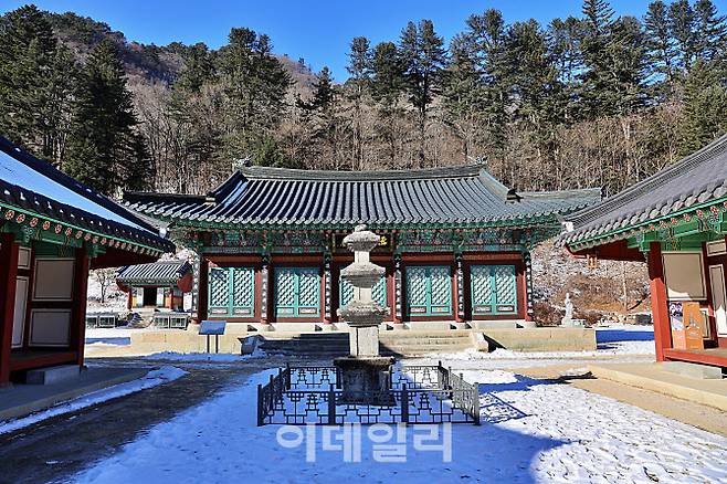 백담사 대웅전 앞 석탑. 눈 위에 놓인 돌의 결이 사찰의 오랜 시간을 말해준다.