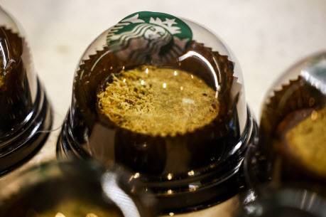 30일 서울 마포구 스타벅스 홍대동교점에 스타벅스 두바이 쫀득롤이 진열되어 있다.(사진=뉴시스).