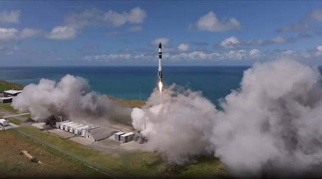초소형군집위성 검증기를 탑재한 로켓랩 일렉트론 발사체의 발사 장면.(사진=우주항공청)