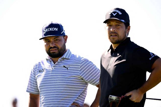 샌디에이고 주립대 동문인 J.J 스펀(왼쪽)과 잰더 쇼플리는 30일(한국시간) 미국 캘리포니아주 샌디에이고 인근 라호야의 토리파인스 골프클럽에서 열린 PGA 투어 파머스 인슈어런스 오픈 첫날 나란히 오버파 성적을 적어내며 무거운 출발을 시작했다. (사진=AFPBBNews)