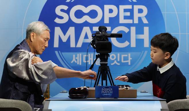 한국 바둑계의 전설로 꼽히는 조훈현 9단이 30일 서울 성동구 마장로 한국기원 바둑TV 스튜디오에서 역대 최연소 프로 기사 유하준 초단과 대국을 하고 있다. 사진=연합뉴스