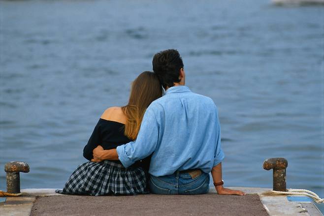 성관계를 자주 않더라도 부부 관계에 만족하는 사람들이 적지 않다. 한 달에 단 한 번도 성관계를 갖지 않는 '섹스리스' 부부가 결코 적지 않다. 젊은 부부가 바닷가에서 좋은 한때를 보내고 있다. 사진=게티이미지뱅크