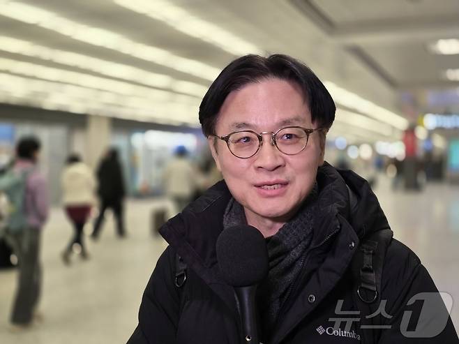 김정관 산업통상자원부 장관이 지난 28일(현지시간) 미국 워싱턴DC 인근 덜레스국제공항에서 한국 기자들과 만나 미국 측의 한국에 대한 관세율 인상에 대한 대응 방안에 대해 설명하고 있다. ⓒ News1 류정민 특파원