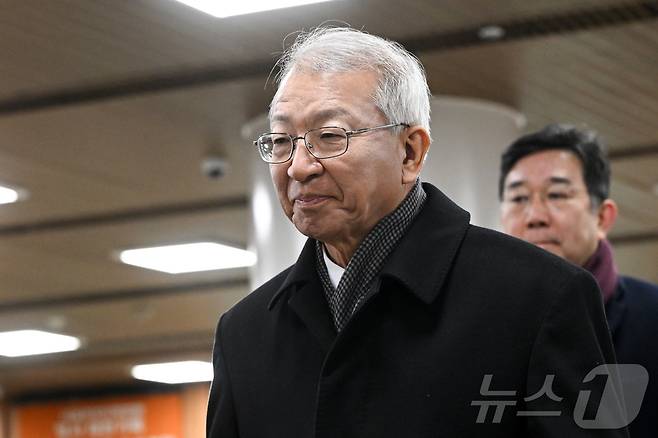 '사법농단' 의혹을 받는 양승태 전 대법원장이 30일 서울 서초구 서울고등법원에서 열린 직권남용 권리 행사 방해 혐의 2심 선고 공판에 출석하고 있다. (공동취재) 2026.1.30/뉴스1 ⓒ News1 김성진 기자