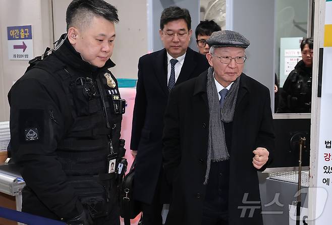 양승태 전 대법원장이 30일 서울 서초구 서울고등법원에서 열린 '사법농단 혐의' 2심 선고 공판에서 징역 6개월에 집행유예 1년을 선고 받은 후 법원 청사를 나서고 있다. 2026.1.30/뉴스1 ⓒ News1 김성진 기자