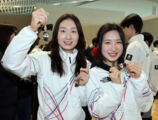 2026 밀라노·코르티나담페초 동계올림픽에 출전하는 대한민국 쇼트트랙 대표팀의 최민정과 김길리(오른쪽)가 30일 오전 인천국제공항 제2터미널을 통해 이탈리아 밀라노로 출국 전 취재진을 향해 기념품을 들며 포즈를 취하고 있다. 2026.1.30/뉴스1 ⓒ News1 김진환 기자