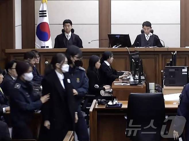 김건희 여사가 28일 오후 서울 서초구 중앙지방법원에서 자본시장법·정치자금법 위반, 특정범죄 가중처벌법상 알선수재 혐의 1심 선고 공판에 출석하고 있다. (MBC 유튜브 영상 캡처. 재판매 및 DB 금지) 2026.1.28/뉴스1 ⓒ News1 김진환 기자