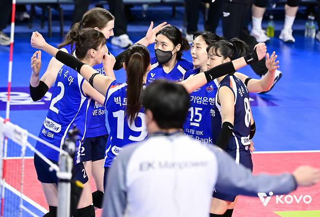 '빅토리아 34득점' 기업은행, '선두' 도로공사 꺾고 연패 탈출(종합)