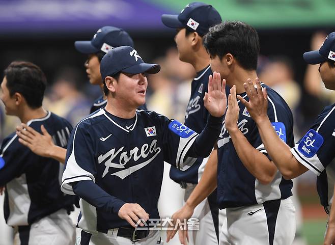 류지현 감독이 9일 서울 고척 스카이돔에서 열린 ‘2025 K-베이스볼 시리즈’ 체코와 2차전 경기 승리 후 선수들과 하이파이브를 하고 있다. 고척 | 최승섭기자 thunder@sportsseoul.com