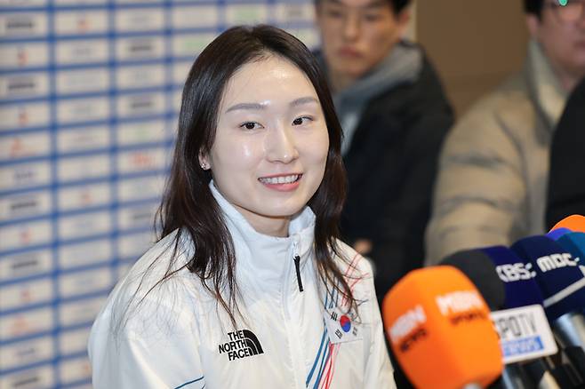 쇼트트랙 최민정이 출국하기 전 취재진과 인터뷰하며 밝은 표정을 짓고 있다. 사진 | 인천공항=연합뉴스