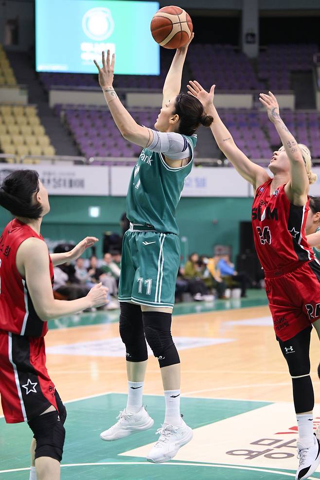 하나은행 양인영(가운데)이 30일 부천체육관에서 열린 BNK금융 2025~2026 여자프로농구 정규리그 BNK와 경기에서 리바운드를 잡고 있다. 사진 | WKBL