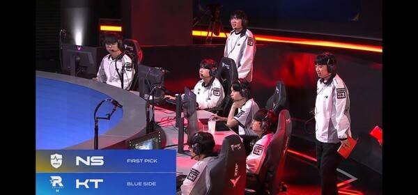 30일 서울 종로 롤파크 LCK아레나에서 열린 2026 LCK컵 그룹 배틀 슈퍼 위크 3주차 농심 레드포스와의 4세트, 초반 두 세트를 내주며 벼랑 끝에 몰렸던 KT 롤스터가 정글러 '커즈' 문우찬의 완급 조절과 날카로운 메이킹을 앞세워 농심 레드포스의 원딜 보호 조합을 무너뜨렸다. KT는 2026 LCK컵 그룹 배틀 슈퍼 위크 농심과의 4세트에서 완승을 거두며 세트 스코어 2-2 동점을 만들고 승부를 마지막 5세트로 끌고 갔다..(농심레드포스 & KT롤스터 =2:2). /사진=네이버 치지직 라이브영상 캡처